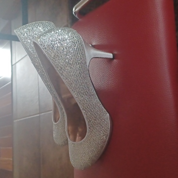 Silver Heels - Picture 2 of 3